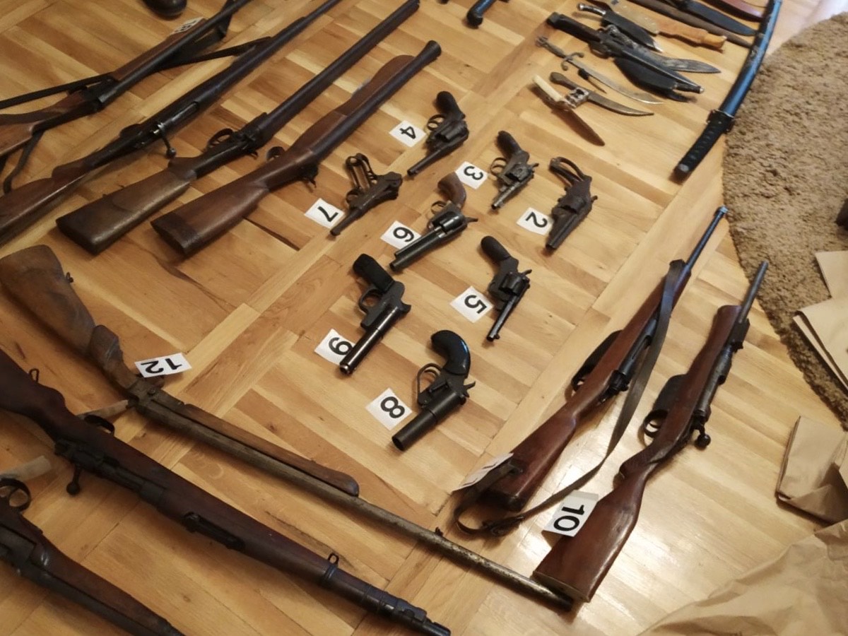 Pretresom na tri lokacije u Podgorici oduzeto 37 komada vatrenog oružja