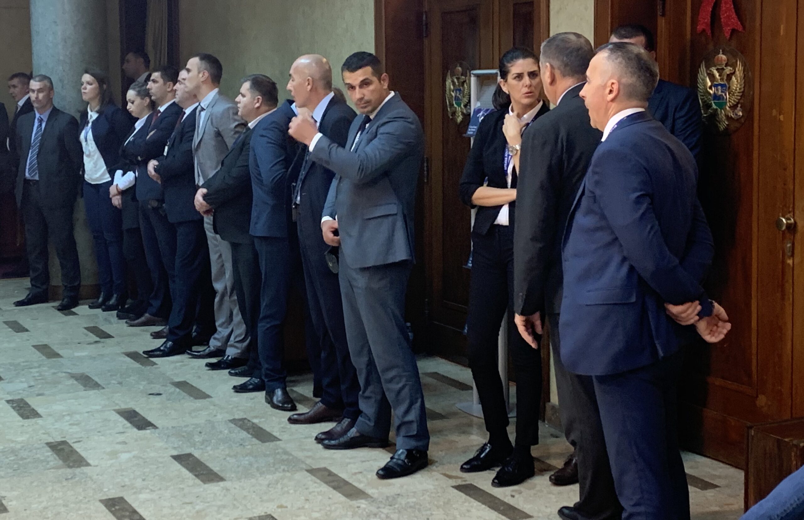 Skupština prepuna policajaca: Inspektori u civilu sa gas maskama okupirali Parlament! (FOTO)