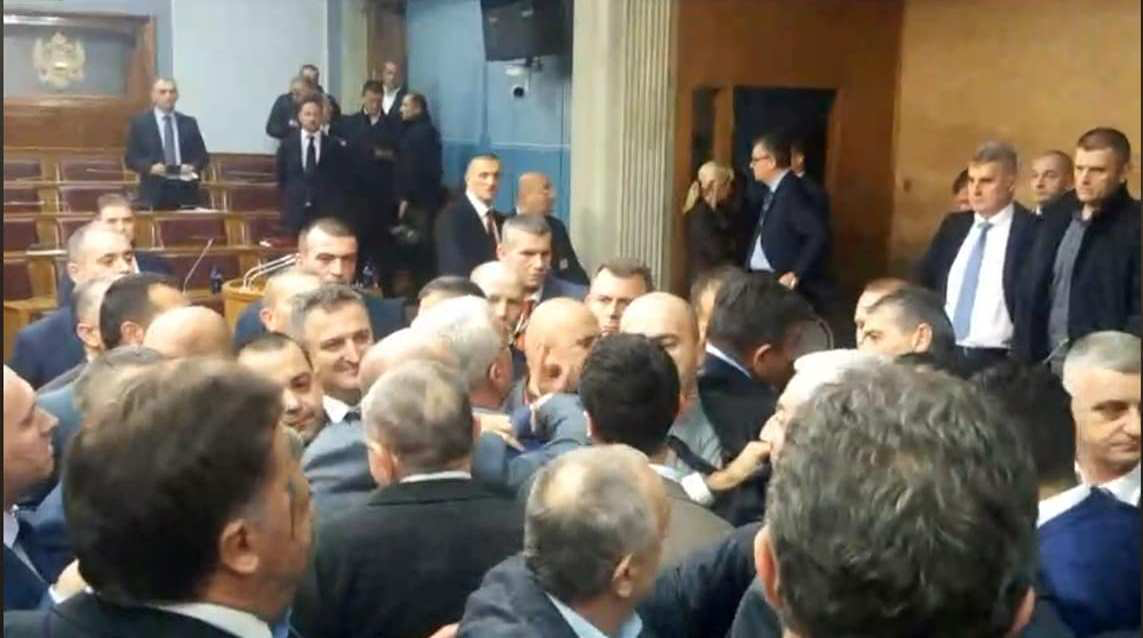 Pjevali u marici: Uhapšeni poslanici DF-a pjesmom prkosili nepravdi!