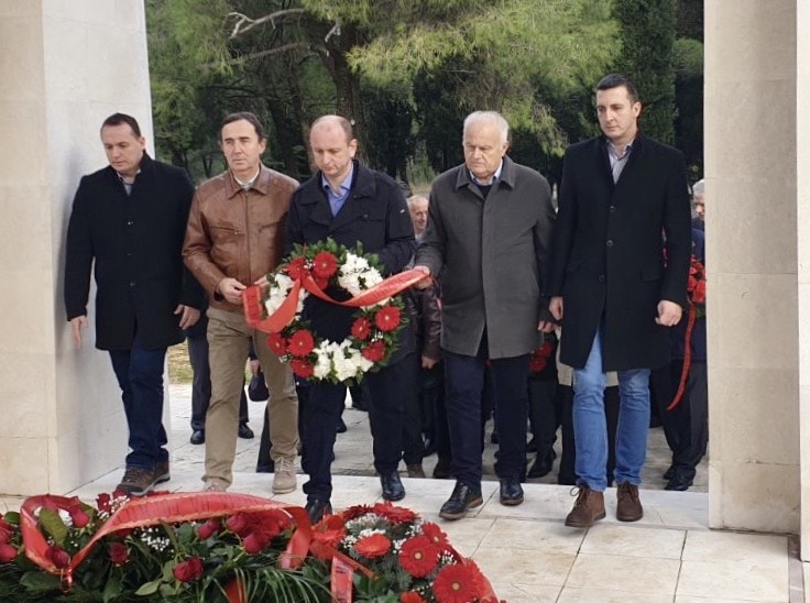 DNP i JKPCG polozile vijenac na spomenik partizanu borcu