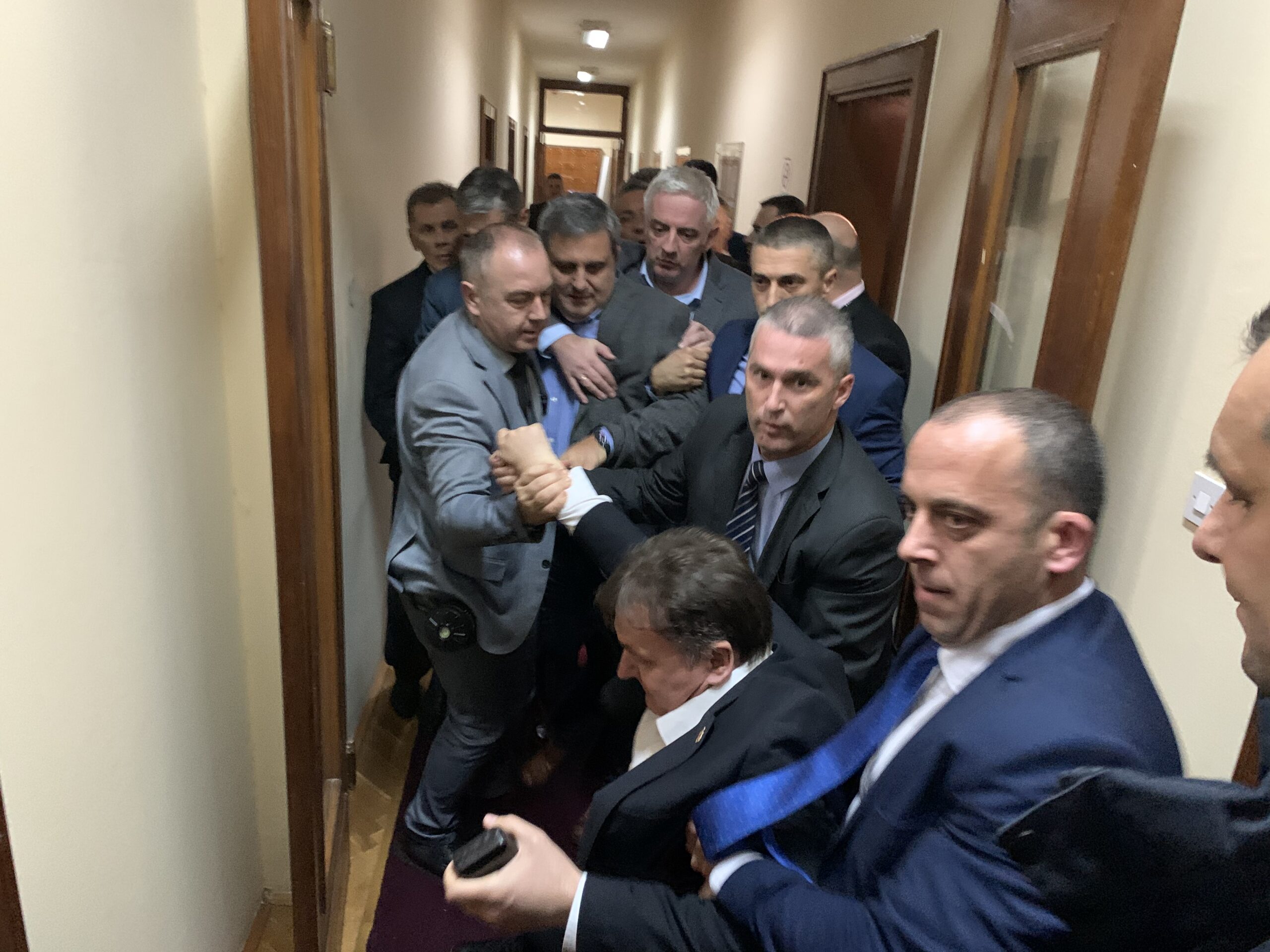 Prekinuta sjednica: Poslanici DF-a počupali mikrofone Ivanu Brajoviću, policija ih napala i uhapsila!