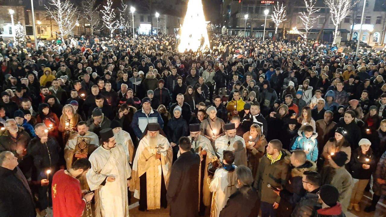 Desetine hiljada ljudi na ulicama: Molitvom, šetnjom i ikonama prkose režimu! (FOTO I VIDEO)