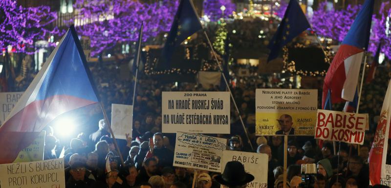 Hiljade ljudi šetalo Pragom: Traže ostavku premijera