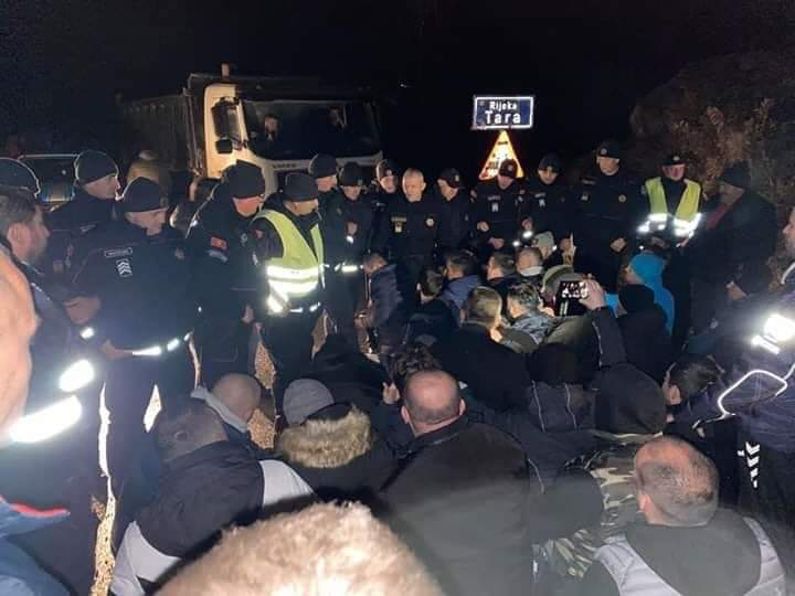 Reporteri Borbe javljaju: Narod blokirao sve gradove, Bato Carević blokirao Budvu!