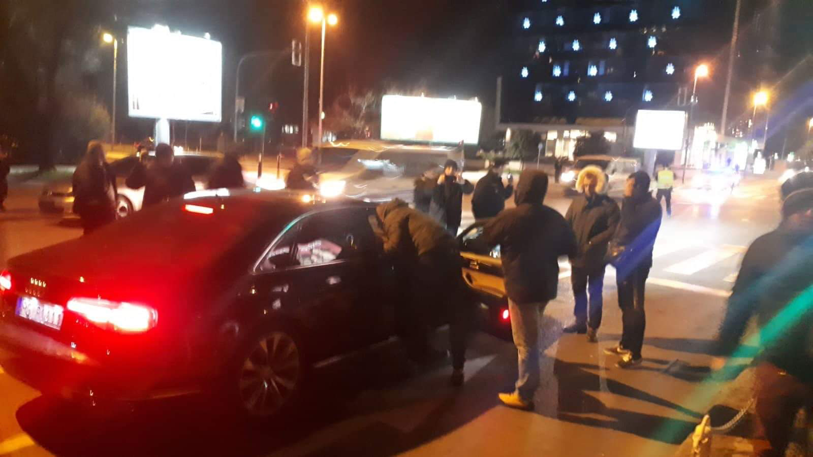 U Podgorici veliki broj građana na ulici: Narod zaustavio auto Aca Đukanovića, skandiraju “Aco lopove, ne damo ti svetinje”! (VIDEO)