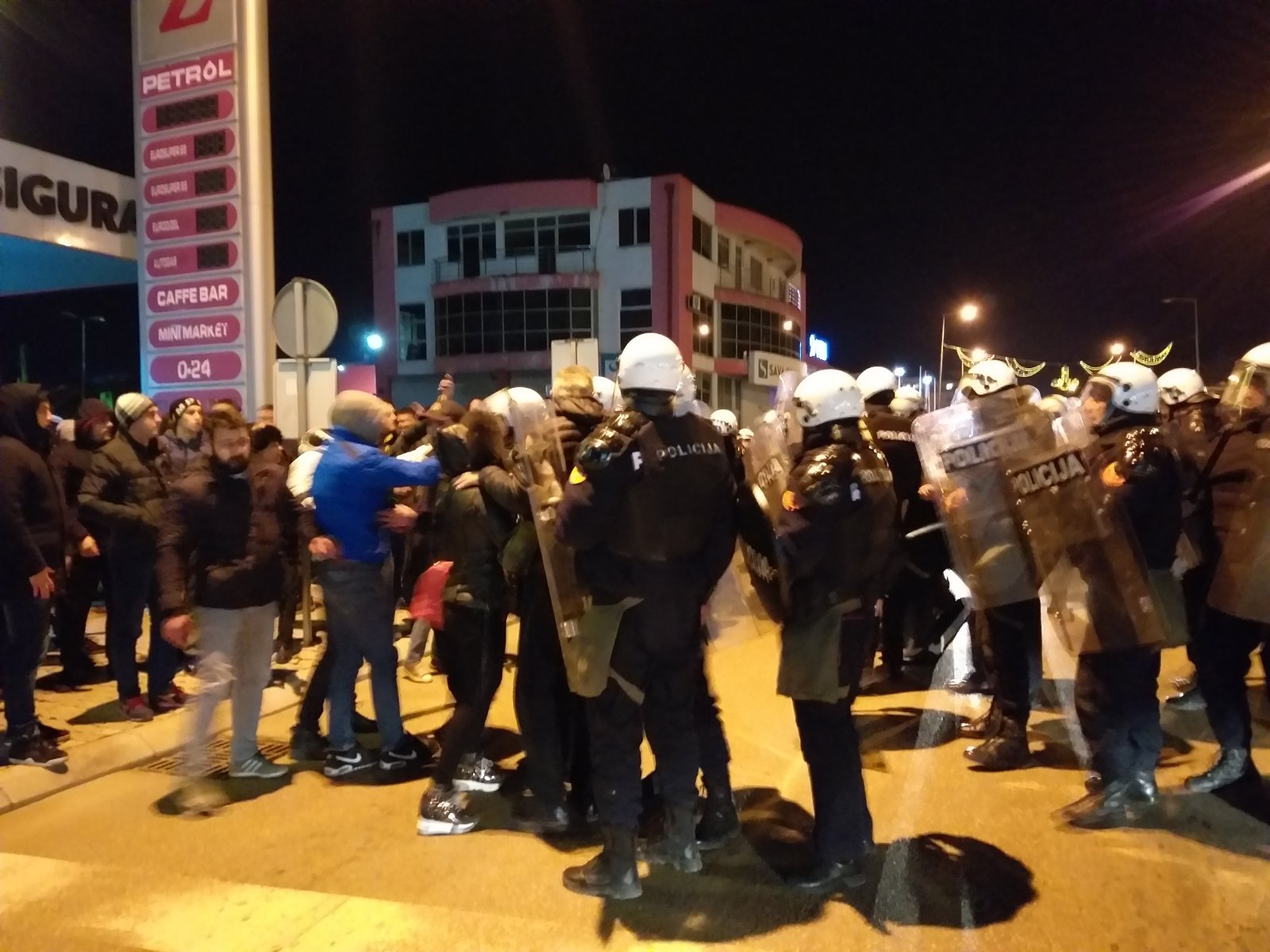 Policija tuče građane u Nikšiću: Okupljeni skandiraju: “Ne damo svetinje”!