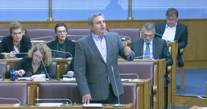Radunović u Skupštini: Preko nas živih, ako nas prije toga ne uhapsite, nećete glasati o otimanju imovine SPC!