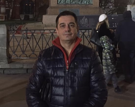 Milo više sliči tužnom klovnu nego ozbiljnoj ličnosti!