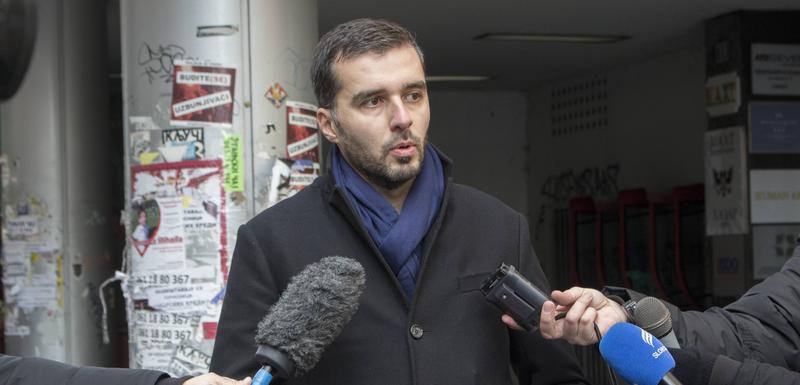 Okupljanje ispred ambasade u Beogradu: Traže da Srbija tuži Crnu Goru