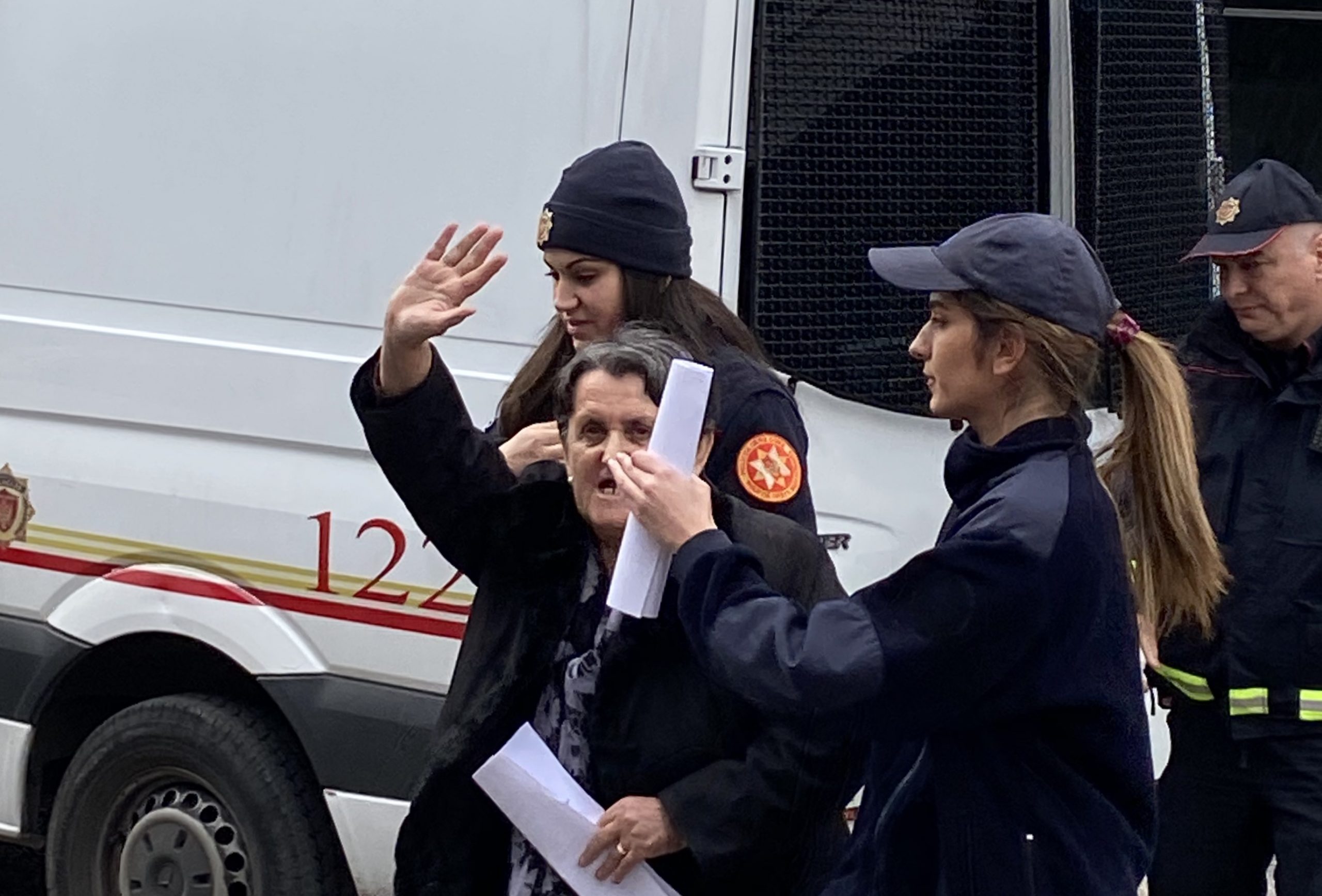 Upad policije u Zetu: Uhapšena majka Milana Kneževića, dovedena u sud!