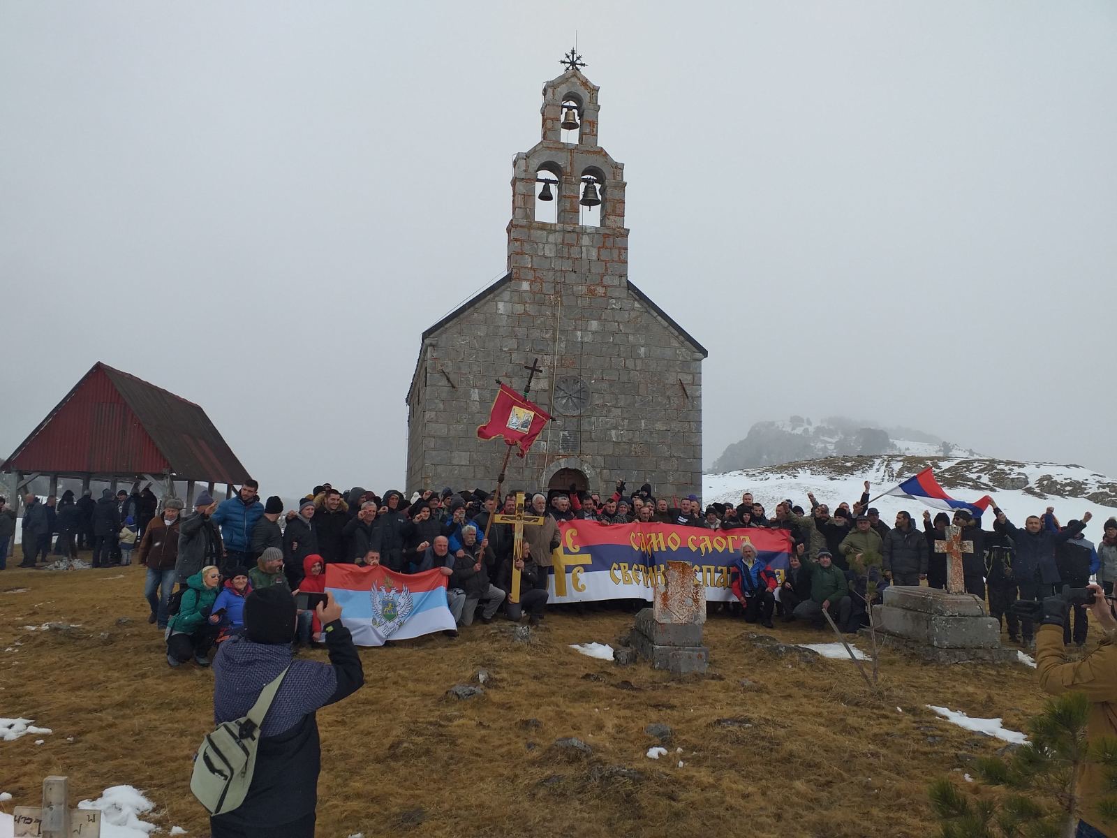 Ustala i Sinjajevina: Narod se okupio kod crkve na Ružici! (FOTO i VIDEO)