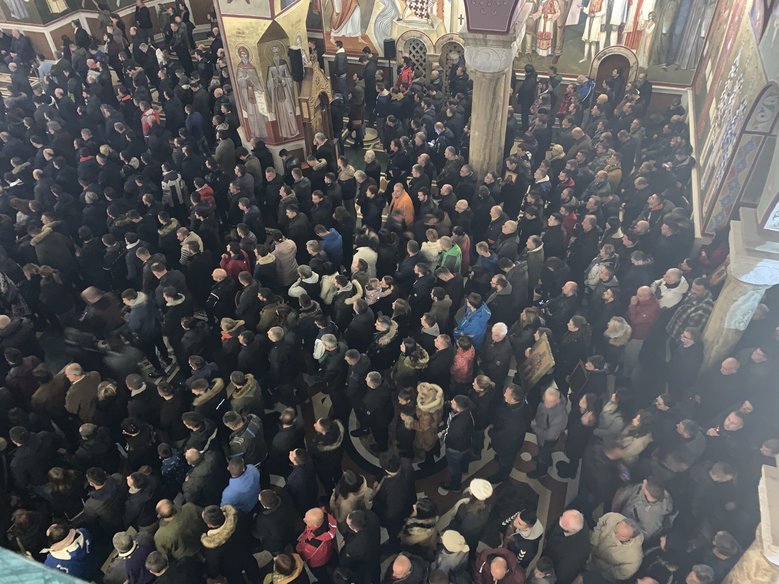 Podgorica večeras na nogama: Blizu 10.000 ljudi šetnjom i molitvom prkose režimu! (FOTO)