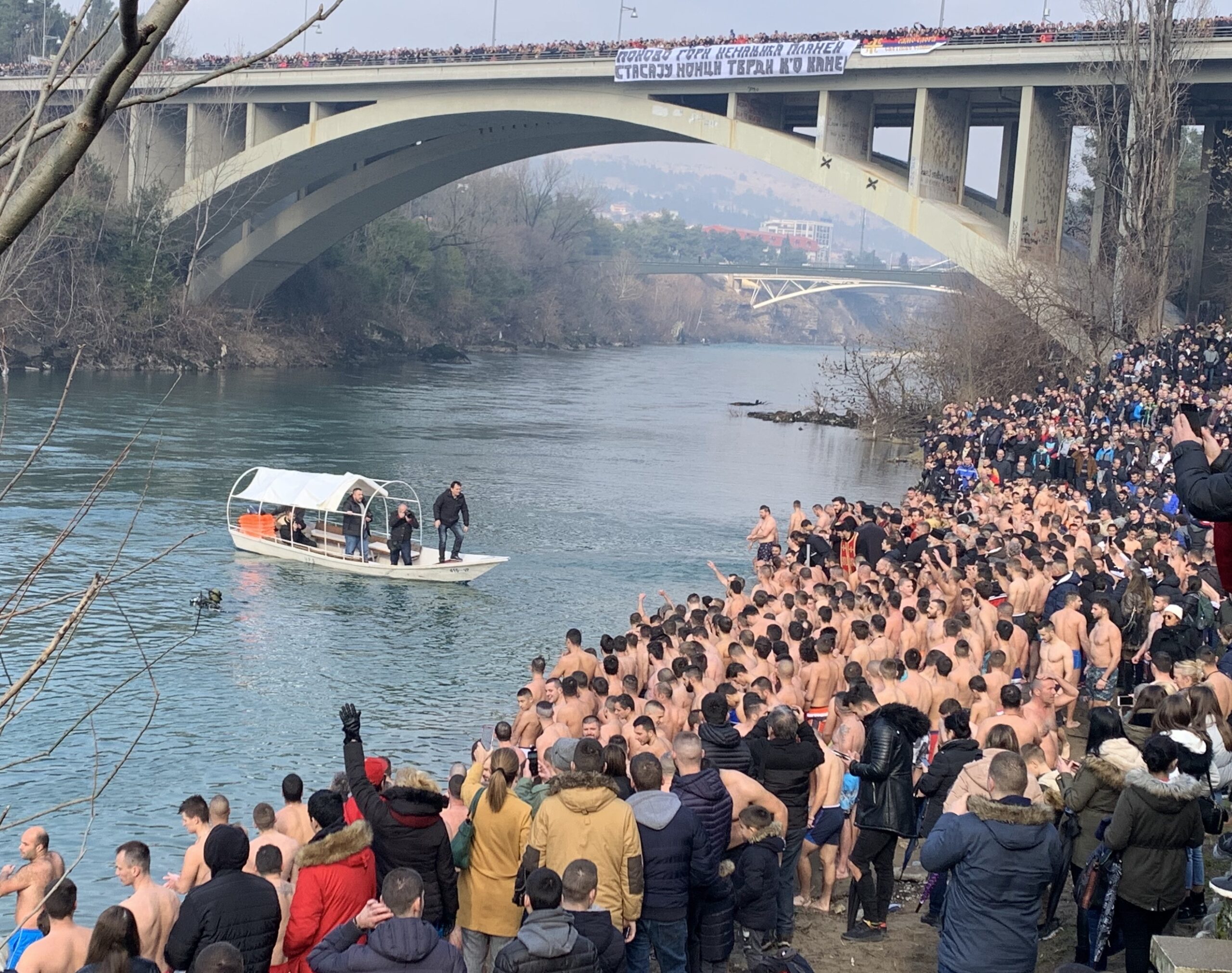 Veličanstveno: Desetine hiljada vjernika u Podgorici! (VIDEO)