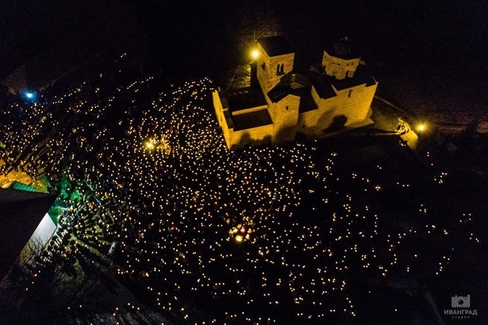 U Đurđevim stupovima: Blizu 20.000 vjernika brani svetinju!