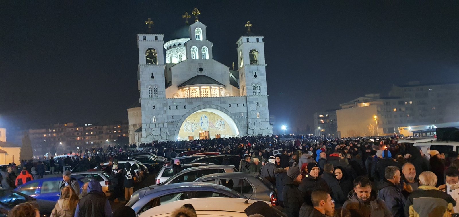 Desetine hiljada građana i noćas na ulicama: „Molimo se ostroškome svecu da umudri zabluđelu đecu!“