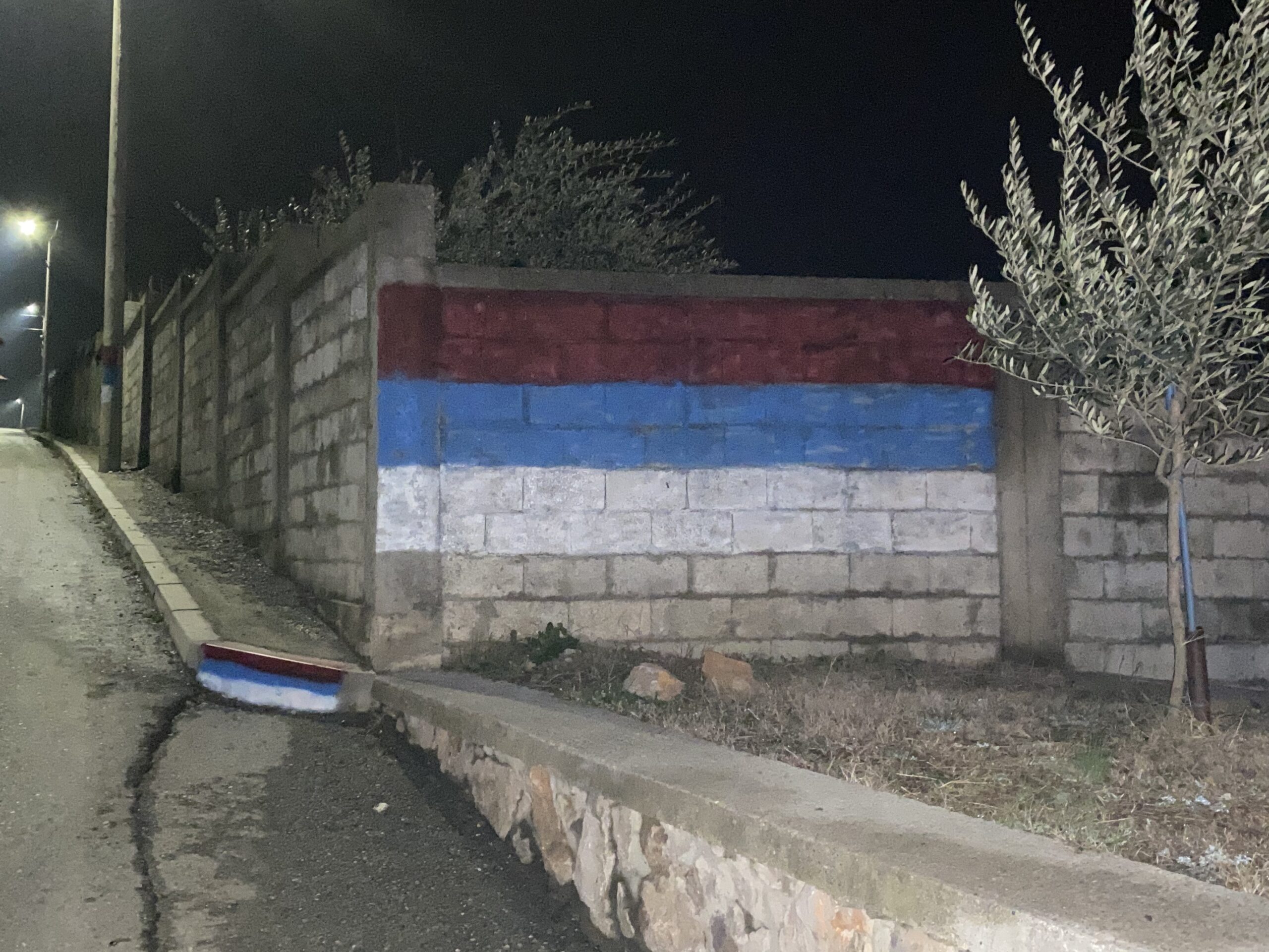 U Podgorici osvanuli novi murali: Trobojka na zidu imanja Petra Ivanovića, poslanika DPS-a!
