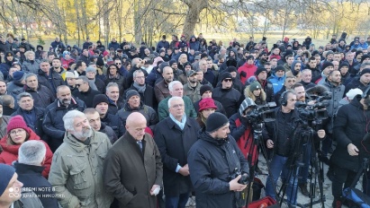 Pred Cetinjskim manastirom: Više hiljada vjernika naložilo badnjak!