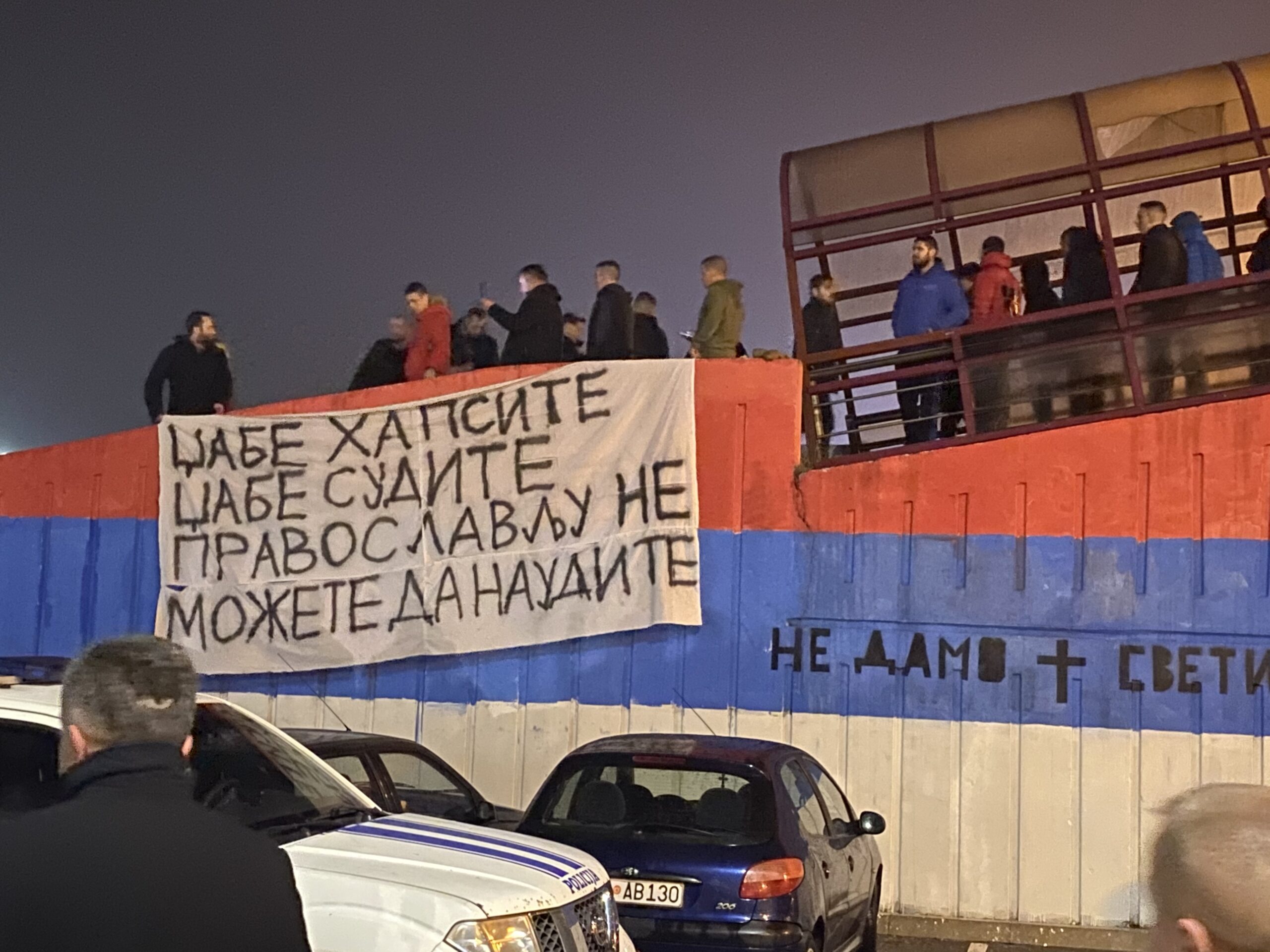 Incident na Zlatici: Građani „stražarili“ oslikanu trobojku, policija bacila suzavac!
