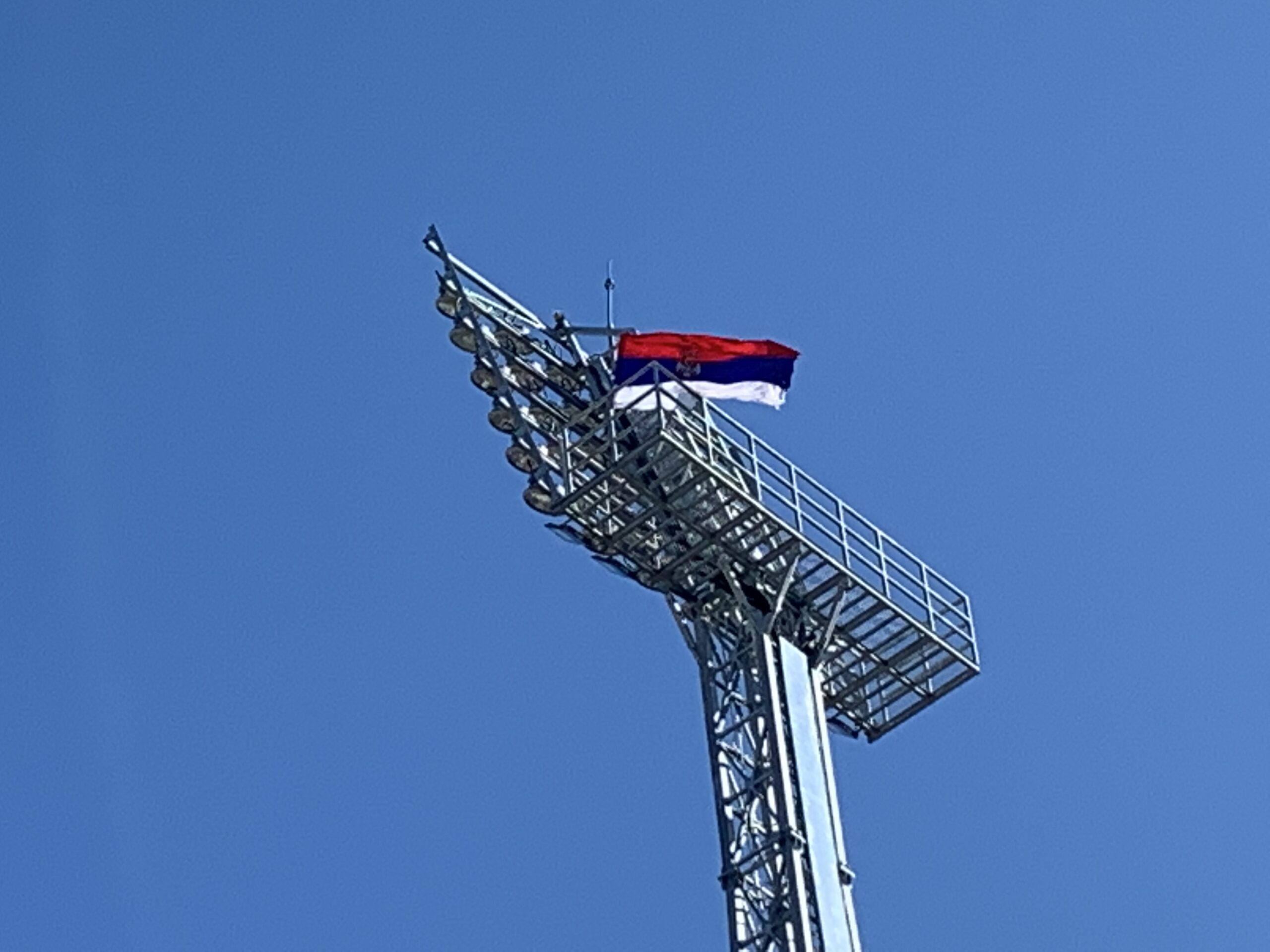 Narod se budi u Podgorici: Srpska zastava osvanula na stadionu Koma! (VIDEO i FOTO)