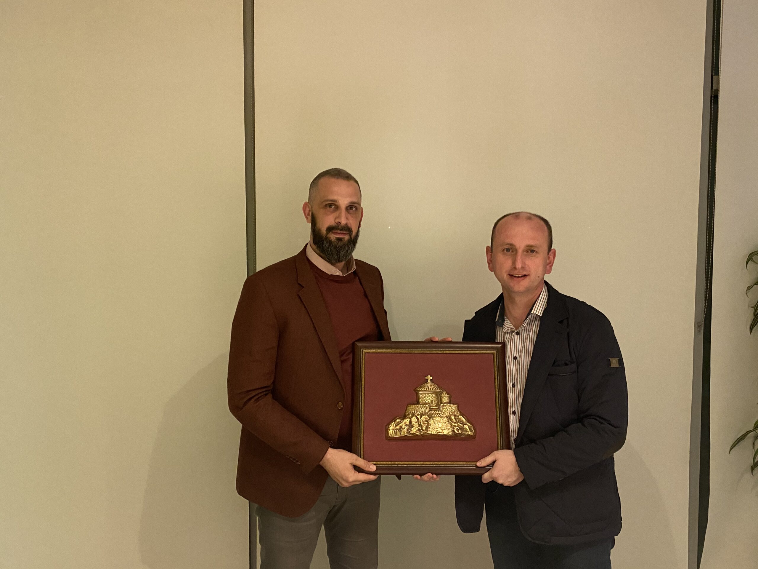 Na poklon slika Njegoševe kapele: Milan Knežević posjetio košarkaše Zvezde