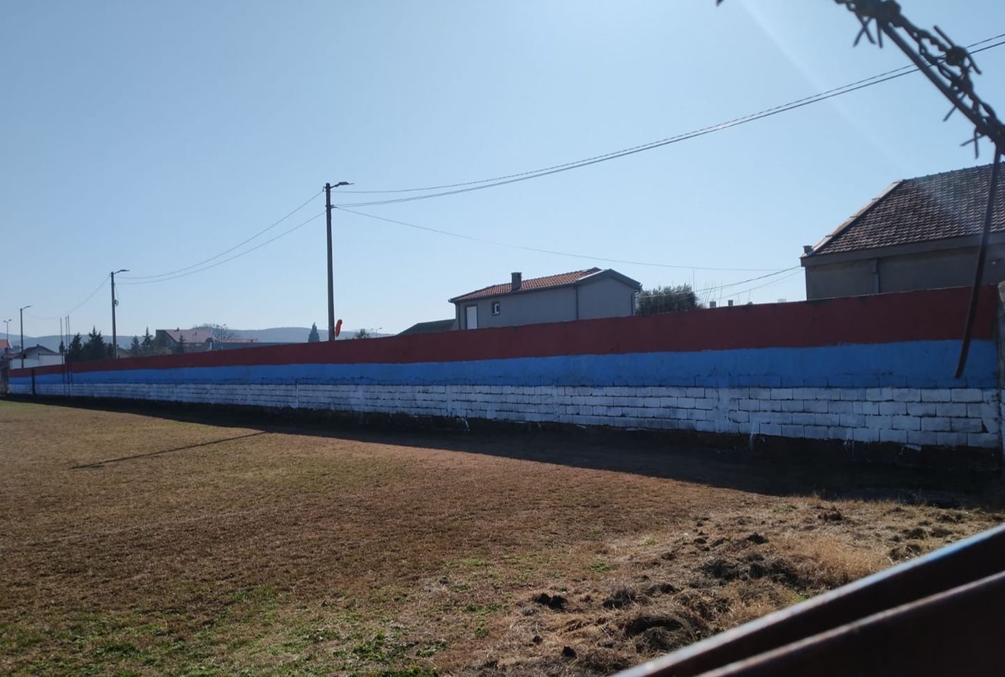 Na Zlatici: Stari stadion Koma krasi trobojka!