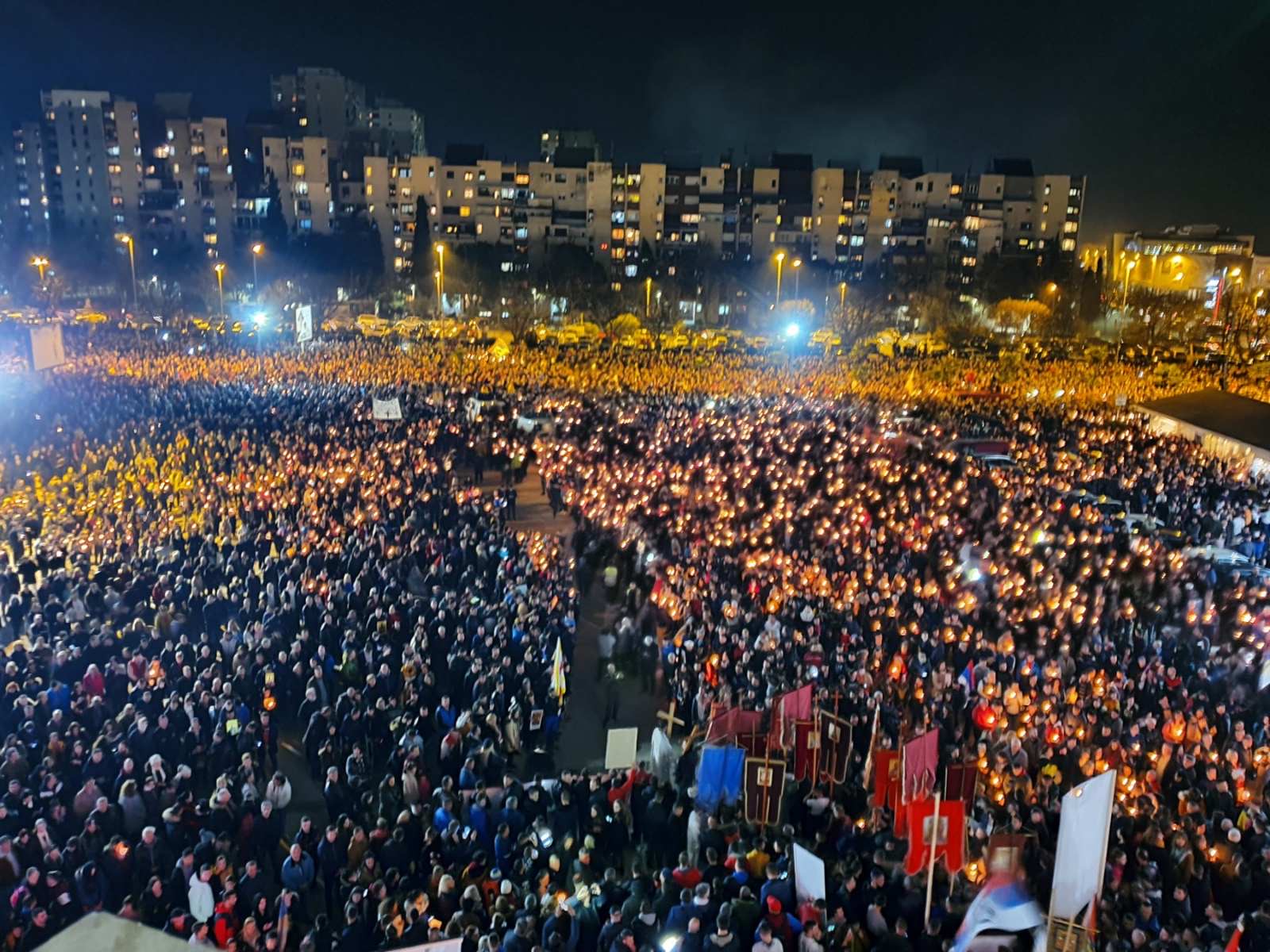 Podgorica sva u sjaju: Na litiji ispred Hrama rekordan broj građana! (VIDEO i FOTO)