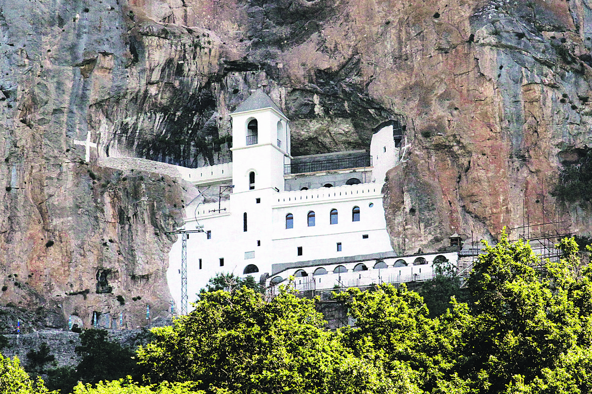 A1 TV prenosi Vaskršnju liturgiju iz Ostroga! (LIVE)