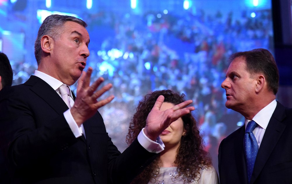 Đukanović u svom elementu: Zatvorio sve fabrike, a danas čestita Dan Privredne komore!