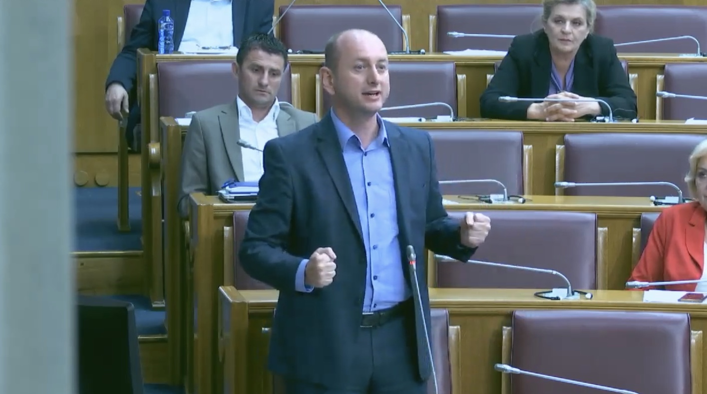 Knežević u Skupštini: Pozivaću narod da idu u Voli i Laković da uzimaju hranu i ništa ne plaćaju, Milo, Aco i Blažo nijesu dali ni cent pomoći državi!