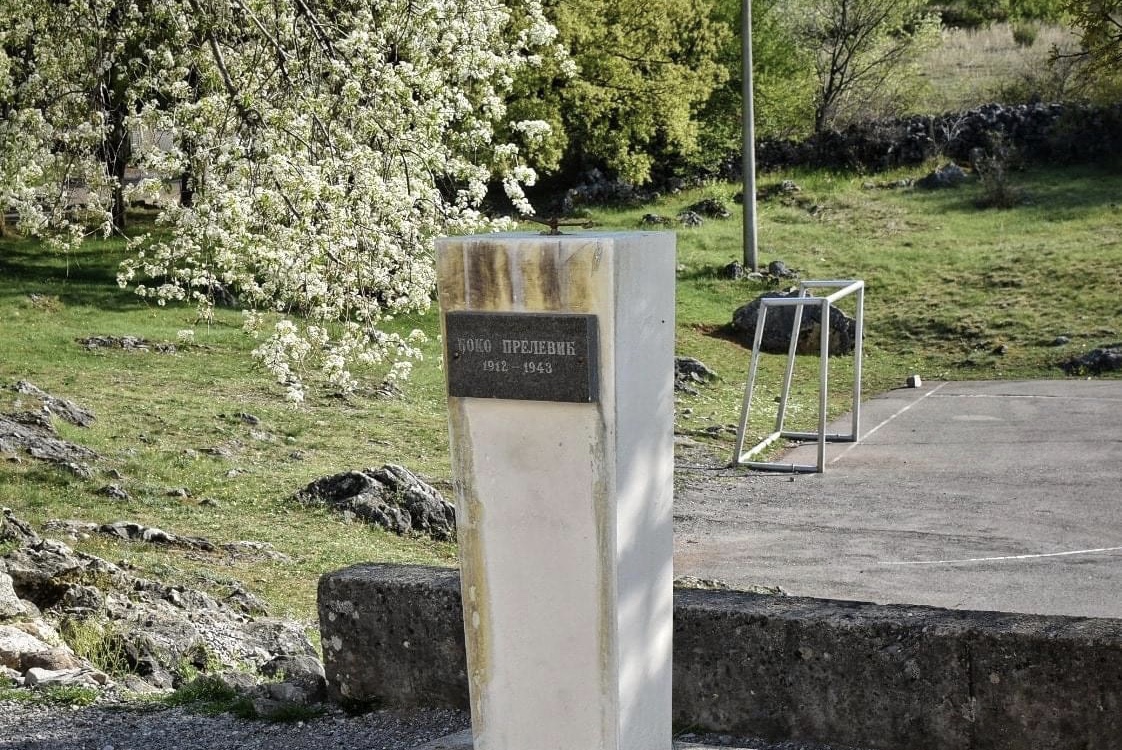 Skandal: Ukradena bista ispred škole na Ublima, umjesto što veličaju NATO i hapse narod, bolje da nađu lopova!