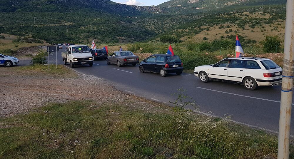 Policija pokušala da razdvoji kolonu: Kuči sa preko 100 vozila stigli pred Hram!