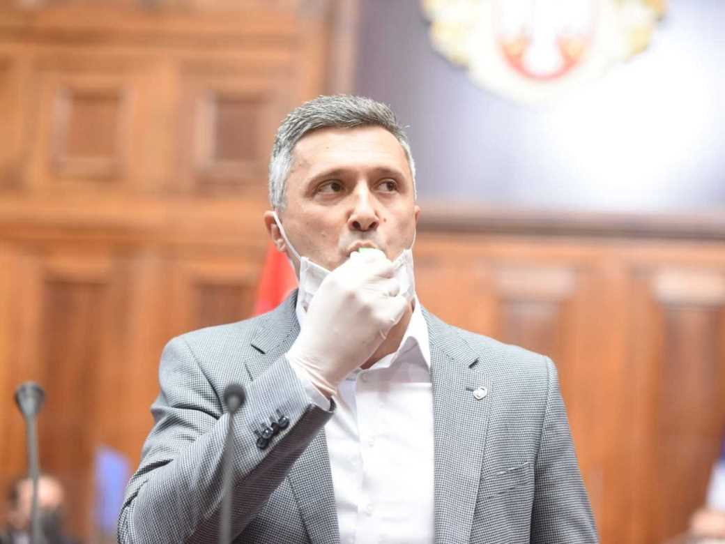 Incident u Skupštini Srbije: Obradović zviždao, pa izbačen!