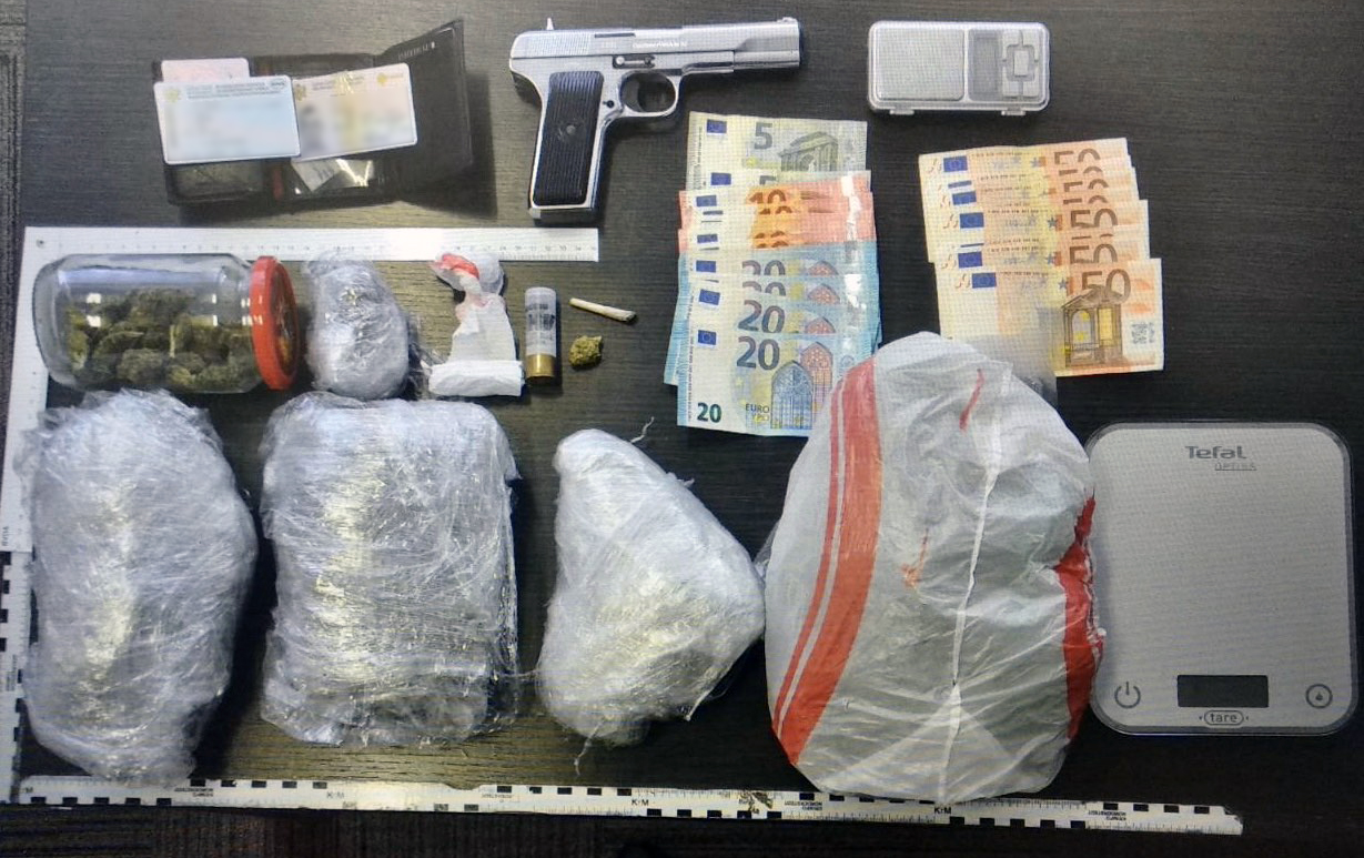 Policija pronašla novac, drogu i oružje: Četiri osobe uhapšene, protiv tri podnijete prekršajne prijave