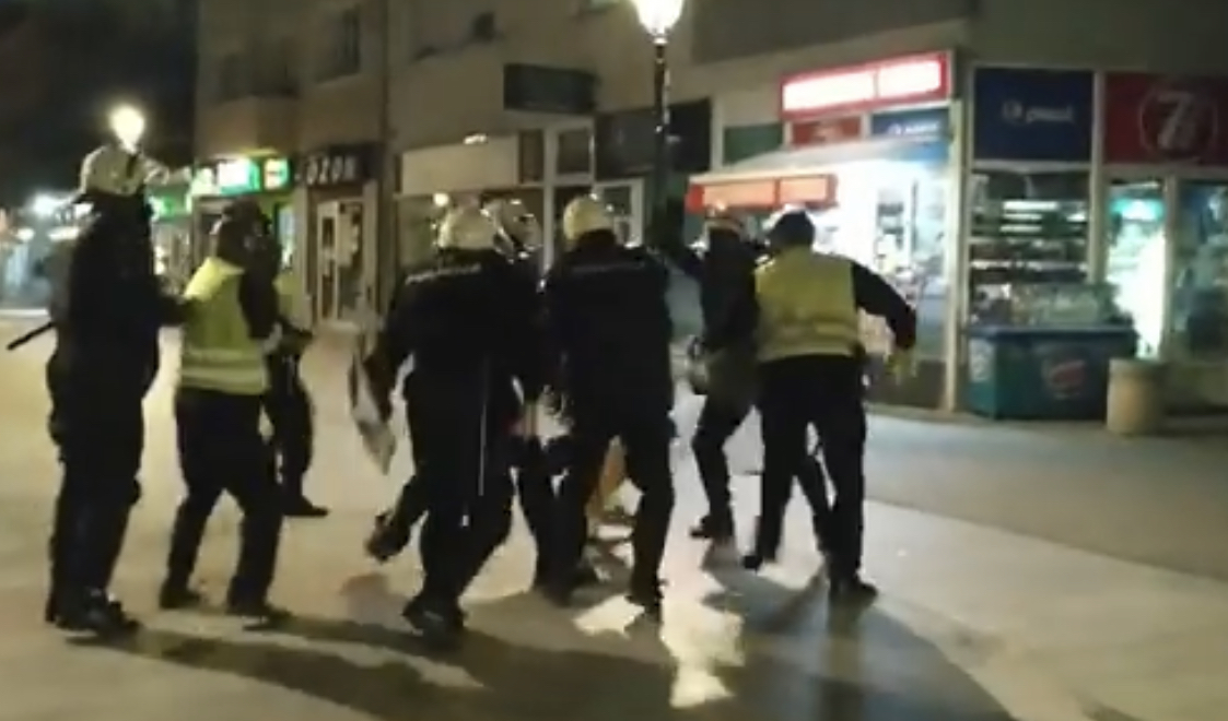 Sramno: Desetak policajaca pod punom opremom tuku golorukog mladića u Pljevljima! (VIDEO)