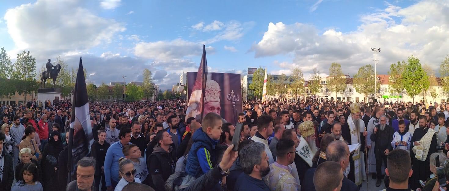 Nikšić na nogama: Hiljade vjernika u litiji gradom, skandiraju: “Ne damo svetinje”! (VIDEO)