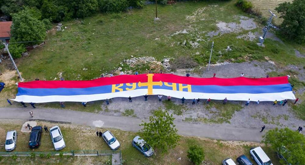 Kuči dočekali mitropolita trobojkom od 70 metara: “Režim povampiruje duh bogoubilački i bratoubilački“!