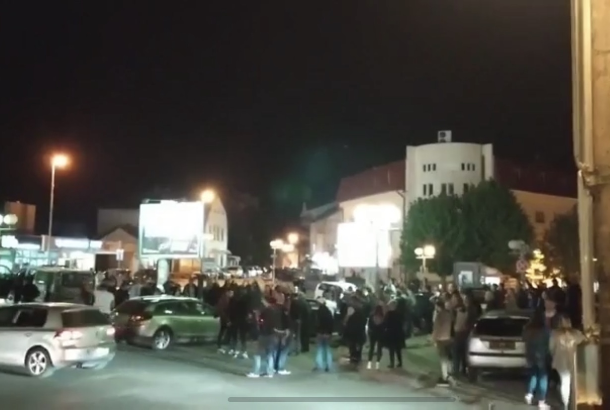 U Beranama umalo došlo do incidenta: Građani skandirali “ne damo svetinje”, policija se povukla!
