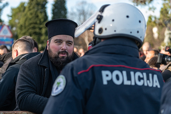 HRA i IA: Policija ne smije da diskriminiše učesnike javnih okupljanja koji su povezani sa Crkvom!