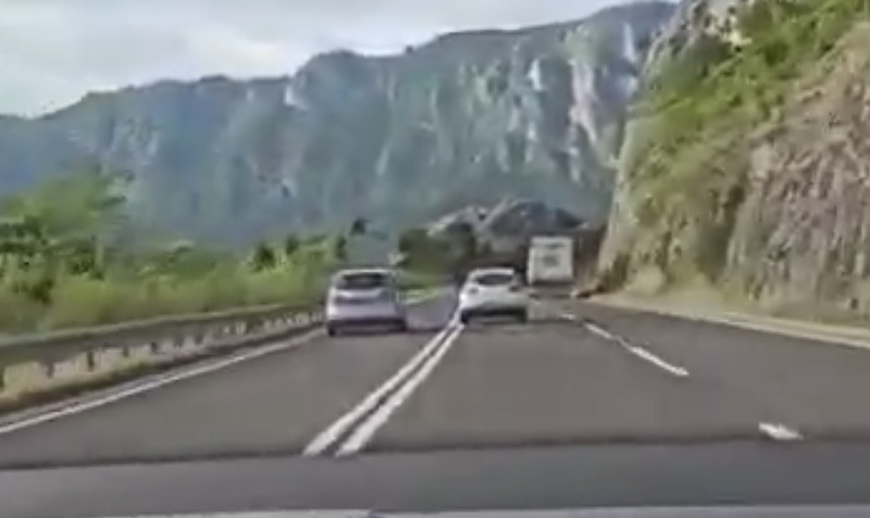 Bahata vožnja kod Sozine: Preticao preko dvije pune linije, sa lijeve strane, srećom izbjegnuta tragedija! (VIDEO)