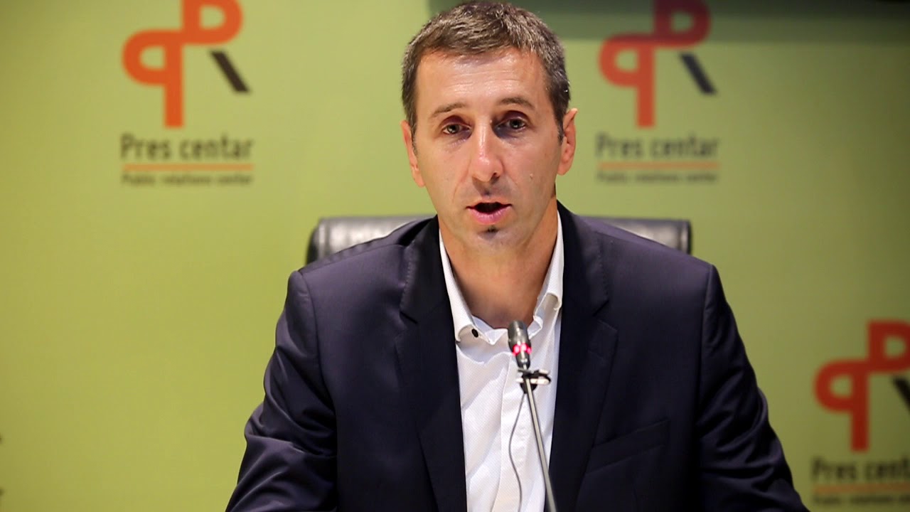 Opozicija ispunila zahtjev o otvorenim listama: Džaković pogazio riječ, u pratnji policije u civilu doveden u prostorije Crnogorske, spremaju ga da na silu promijene vlast!