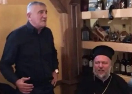 Sestra Giške Božovića: Sveštenik Džomić je sa Branom Mićunovićem uslikan na zadušnom ručku povodom sahrane mog brata!