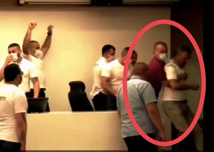 Borba objavljuje skandalozan snimak: Privatno obezbjeđenje napada odbornika DF-a Đorđa Vujovića za vrijeme sjednice SO Budva! (VIDEO)