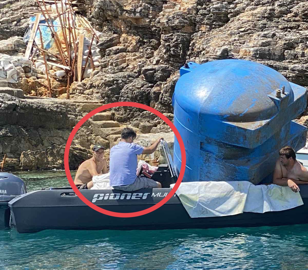 Korupcija ili nešto drugo: Brat Stevana Džakovića u vrijeme zabrane gradnje prevozi materijal na ostrvo gdje imaju porodičnu kuću! (VIDEO i FOTO)