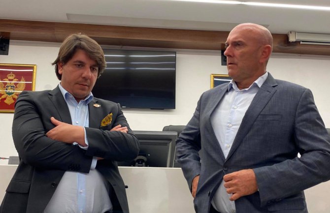Carević i Radović pozvali građane: Okupimo se ispred Opštine da ne dozvolimo otimanje izborne volje!