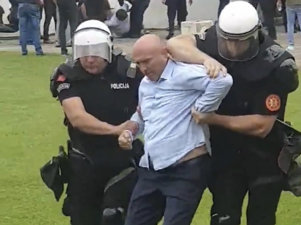 Slika koja obilazi svijet: Policija hapsi Carevića, da DPS i Crnogorska korupcijom pokradu izbornu volju!