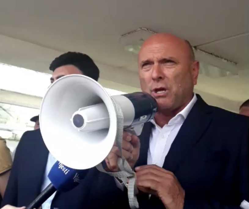 Carević: Ima najava da će prevaranti pokušati da nas na silu izbace iz zgrade, mi se povući nećemo!