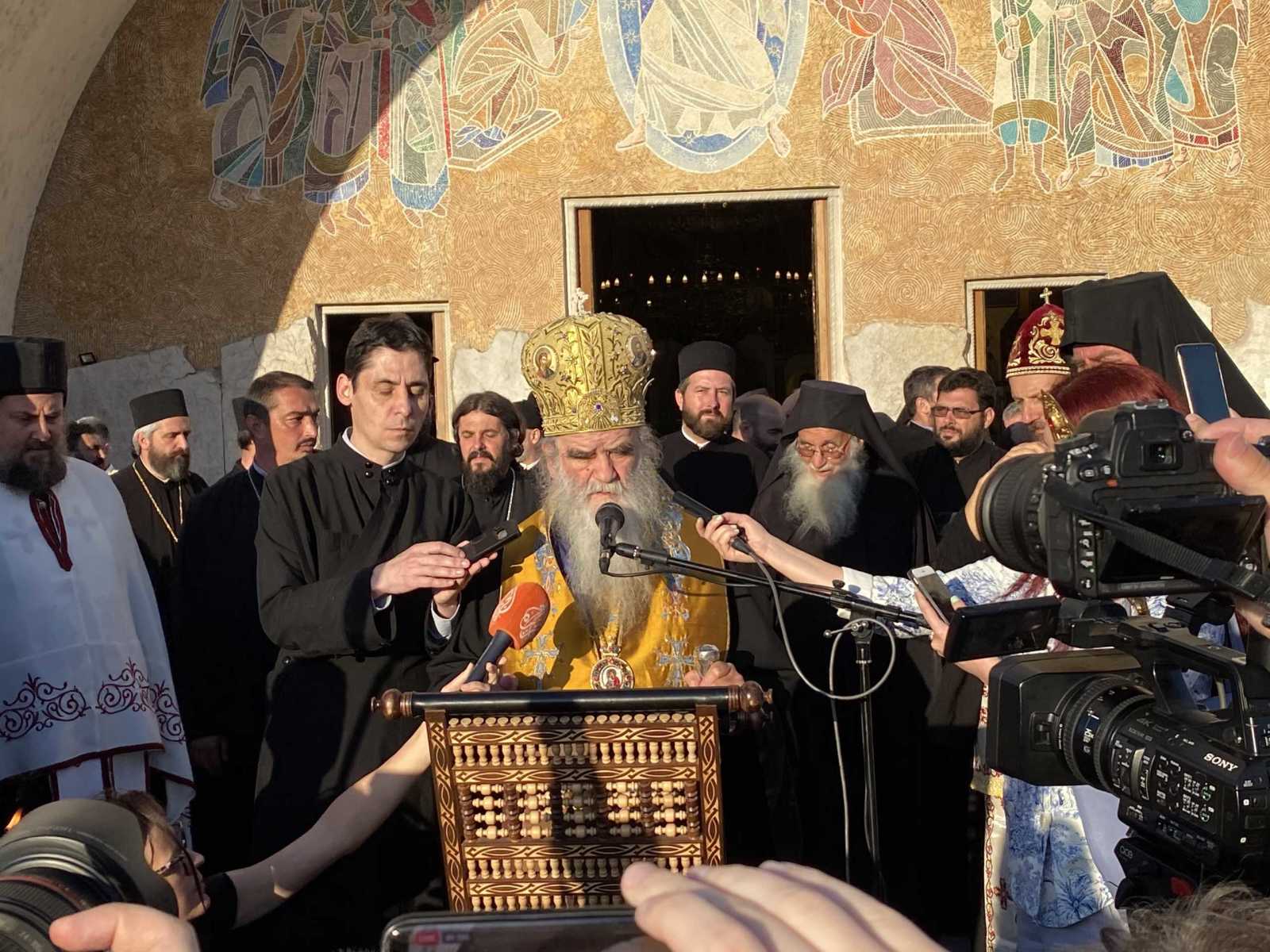 Mitropolit Amfilohije ispred Hrama u Podgorici: Litije se nastavljaju, pozivam vjernike da ne glasaju bezbožnu vlast koja bi otimala svetinje!