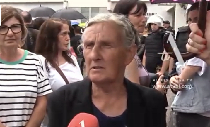 Majka Bata Carevića: Fukare napadaju poštene ljude, želja mi je da štapom jednom manem po pravoj osobi! (VIDEO)