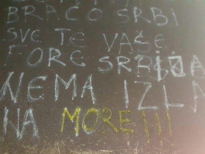Jezive scene u dvorištu porodice Rakočević u Kokotima: Komšije ih napale uz povike “Srbe na vrbe i smrt Srbima”!