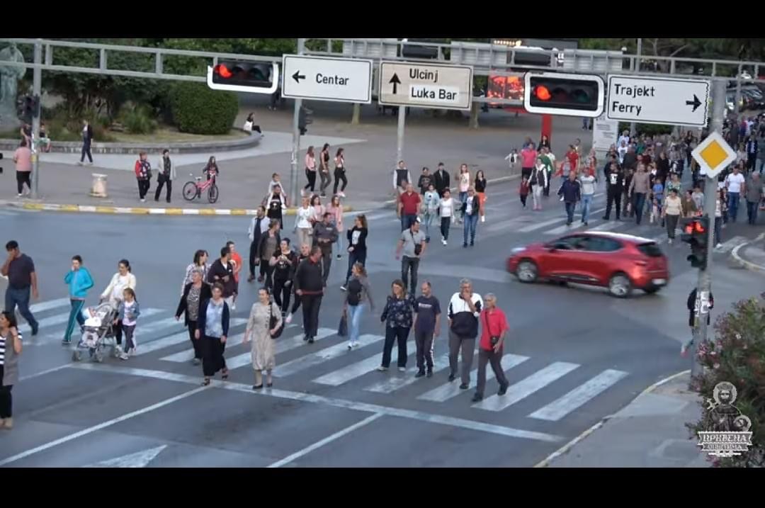 Srećom izbjegnuta tragedija: Bahati vozač projurio kroz litiju u Baru! (FOTO)